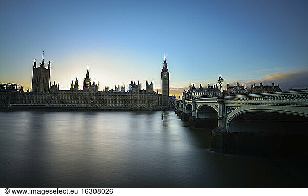 UK  London  Big Ben und Houses of Parliament an der Themse