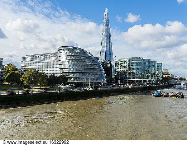 UK  London  Blick auf City Hall und The Shard mit der Themse im Vordergrund