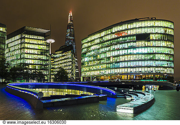 UK  London  Blick auf die beleuchtete The Scoop und The Shard