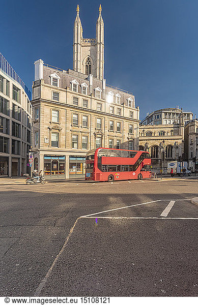 UK  London  City of London  Bahnhof Mansion House  Queen Victoria Street mit einem roten Bus
