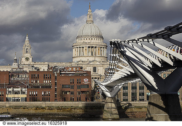 UK  London  City of London  Millenium Bridge und St. Paul's Cathedral