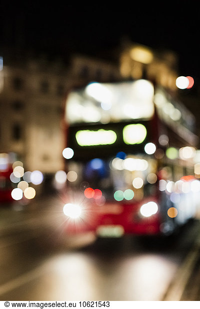 UK  London  defokussiert Doppeldecker Bus in der Nacht