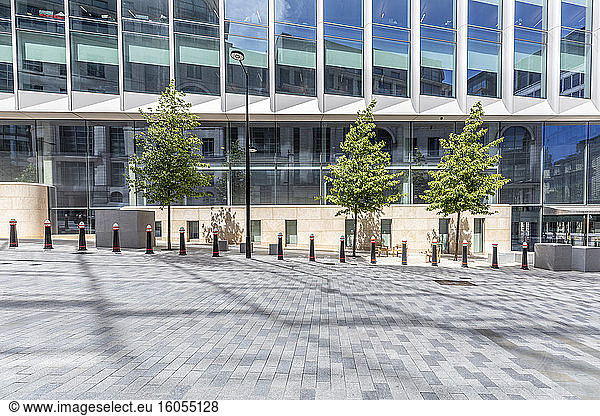 UK  London  Moderne Architektur  leerer Platz und Gebäude