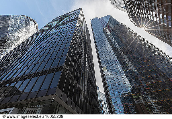 UK  London  Moderne Wolkenkratzer an einem sonnigen Tag  Ansicht aus der Froschperspektive