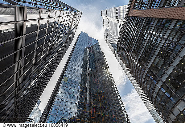 UK  London  Moderne Wolkenkratzer an einem sonnigen Tag  Ansicht aus der Froschperspektive