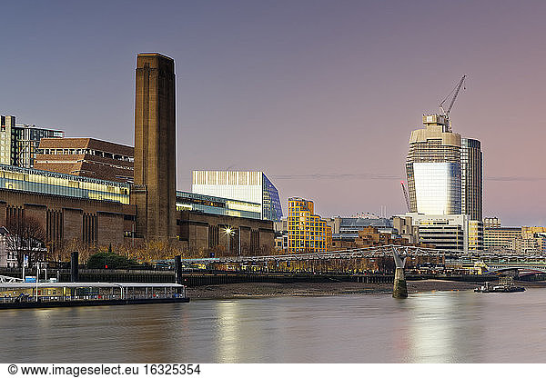 UK  London  Tate Gallery of Modern Art and Millennium Bridge