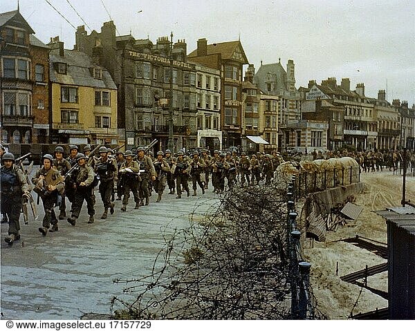 UK Nicht identifizierter Hafen an der Südküste Englands -- 01-05 Juni 1944 -- Diese amerikanischen Truppen marschieren durch die Straßen einer britischen Hafenstadt (möglicherweise Dover) auf dem Weg zu den Docks  wo sie in Landungsboote für den großen Angriff auf das Dritte Reich verladen werden sollen. Foto der US-Armee (freigegeben) -- Bild von Lightroom Photos / US Army *Beste verfügbare Qualität. NB Nicht retuschiert für Staub und Kratzer.