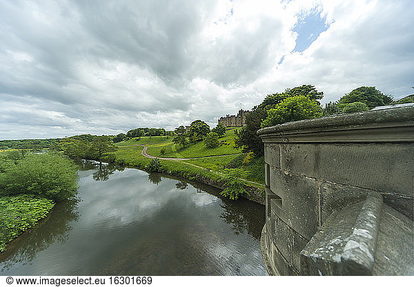 UK  Northumberland  Alnwick  Blick auf Alnwick Castle
