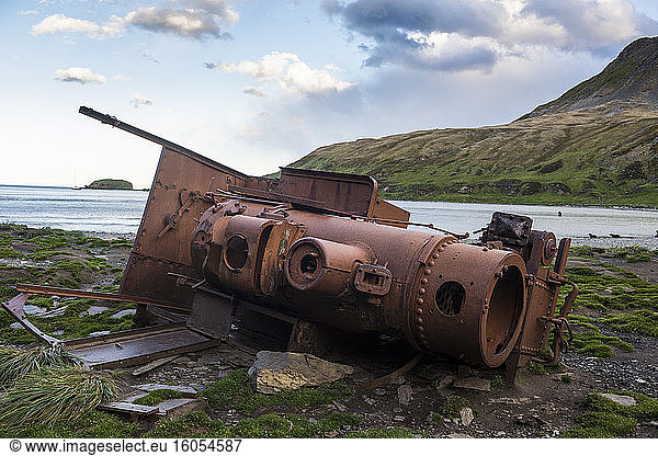 UK  Südgeorgien und Südliche Sandwichinseln  Verlassene Dampflokomotive verrottet an der Küste der Antarktis