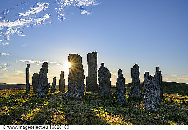 UK  Schottland  Callanish  Callanish Stones bei Sonnenuntergang