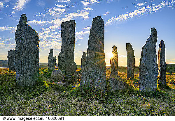 UK  Schottland  Callanish  Callanish Stones bei Sonnenuntergang