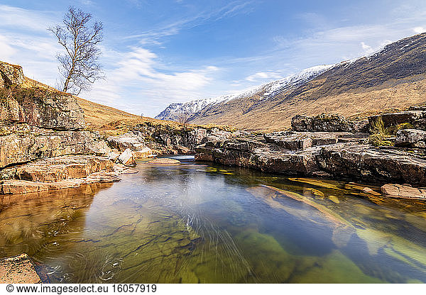 UK  Schottland  Der Fluss Etive fließt durch das schottische Hochland