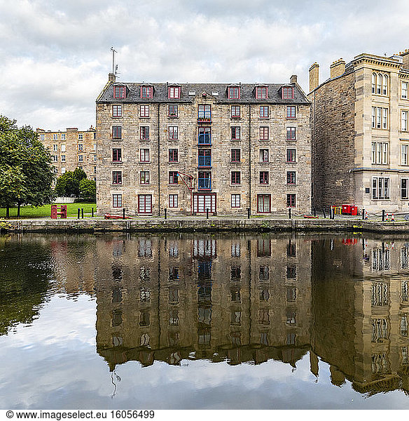 UK  Schottland  Edinburgh  Gebäude am Wasser und Reflexionen am Water of Leith