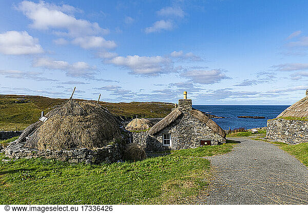 UK  Schottland  Garenin  Blackhouse-Dorf an der Westküste der Isle of Lewis
