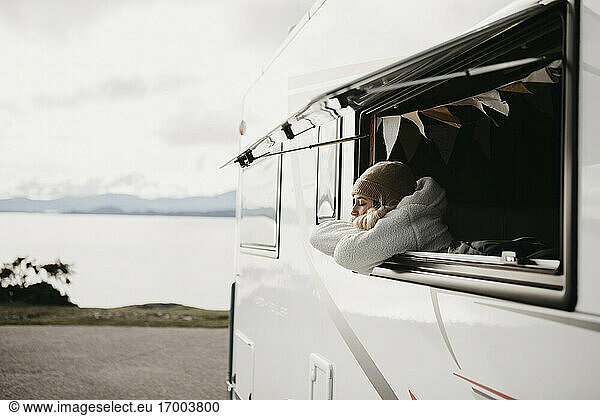 UK  Schottland  Highland  junge Frau am Fenster eines Wohnmobils
