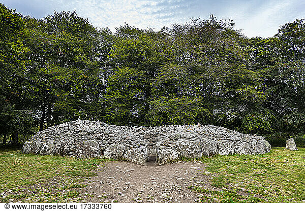 UK  Schottland  Inverness  Clava Cairn mit Bäumen dahinter
