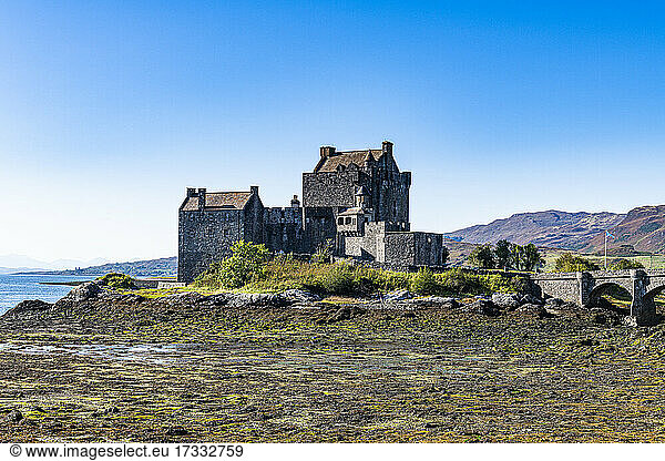 UK  Schottland  Klarer Himmel über Eilean Donan Castle