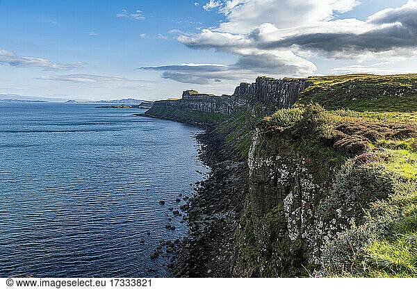 UK  Schottland  Steile Küstenklippen der Isle of Skye