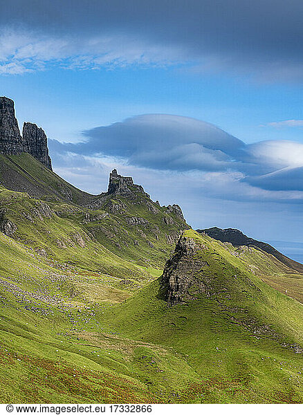 UK  Schottland  Wolken über Bergkamm bei Erdrutsch in Quiraing