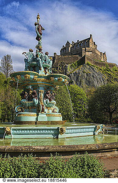UK  Scotland  Edinburgh  Ross Fountain in front of Edinburgh Castle