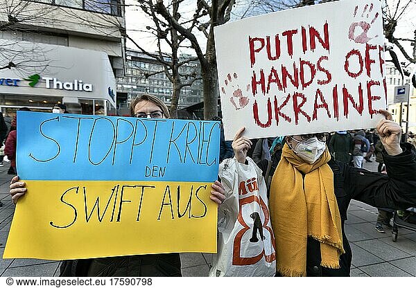 Ukrainekrieg  Kundgebung gegen Putin auf dem Stuttgarter Schlossplatz. Stuttgart  Baden-Württemberg  Deutschland  Gegen den Einmarsch in die Ukraine  Europa