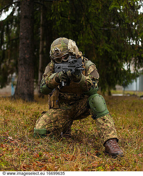 Ukrainischer Soldat in voller Uniform