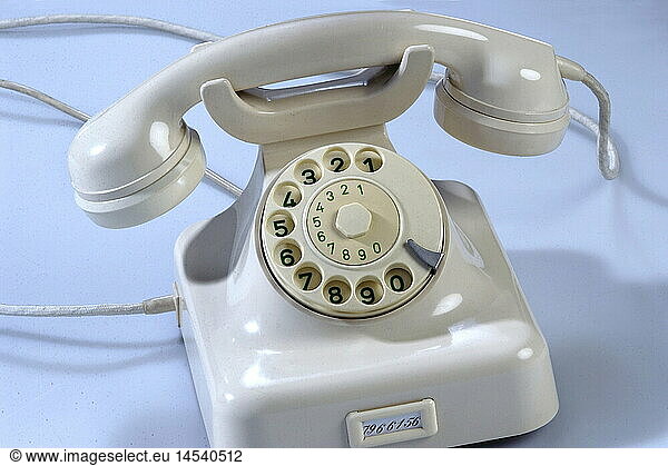 Um 1950/55  Tischtelefon Modell W 48  Farbe elfenbein  Telefon aus Bakelit  Hersteller Siemens Um 1950/55, Tischtelefon Modell W 48, Farbe elfenbein, Telefon aus Bakelit, Hersteller Siemens,