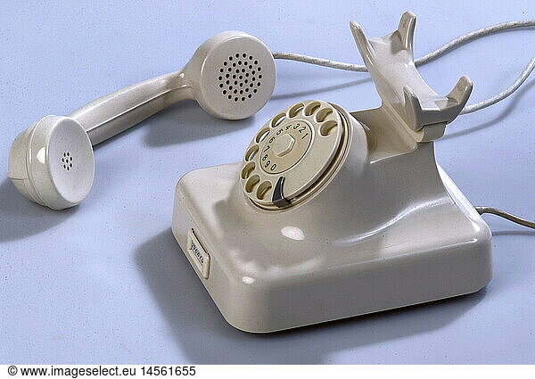 Um 1950/55  Tischtelefon Modell W 48  Farbe elfenbein  Telefon aus Bakelit  Hersteller Siemens Um 1950/55, Tischtelefon Modell W 48, Farbe elfenbein, Telefon aus Bakelit, Hersteller Siemens,
