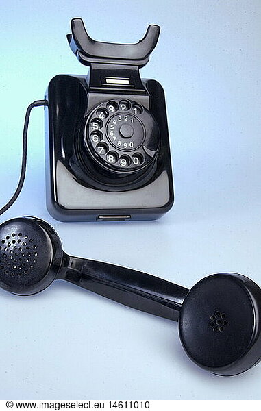 Um 1950  Wandtelefon Modell W 49  schwarz  Telefon aus Bakelit  Hersteller Siemens Um 1950, Wandtelefon Modell W 49, schwarz, Telefon aus Bakelit, Hersteller Siemens,
