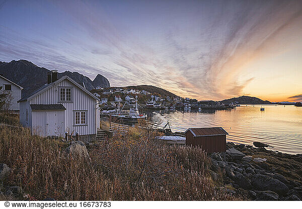 Umgebung des typisch norwegischen Dorfes Hamnøy