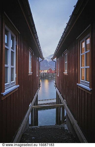 Umgebung des typisch norwegischen Dorfes Hamnøy