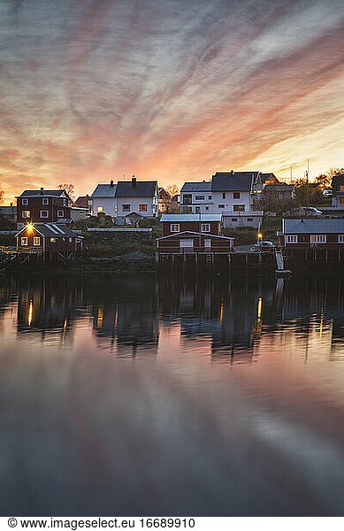 Umgebung des typisch norwegischen Dorfes Hamnøy bei Sonnenuntergang