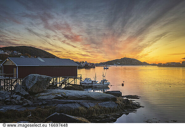 Umgebung des typisch norwegischen Dorfes Reine bei Sonnenuntergang