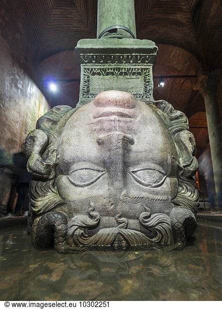 Umgedrehtes Medusenhaupt als Säulenbasis  Yerebatan Zisterne  Cisterna Basilica  Versunkener Palast  Istanbul  Türkei  Asien
