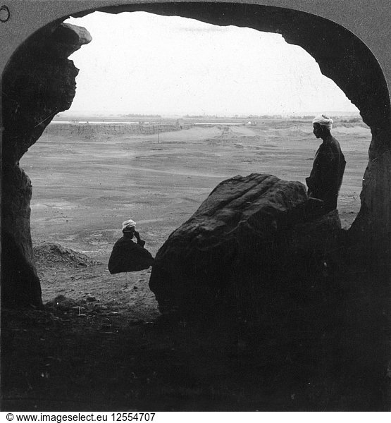Ummauerte Stadt El Kab  gesehen von einer Tür eines Grabes in den Klippen  Ägypten  1905: Underwood & Underwood