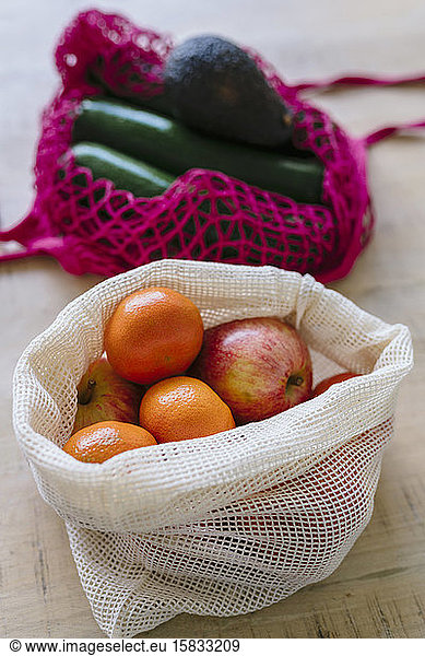 Umweltfreundliche und wiederverwendbare Einkaufsnetztasche mit Obst und Gemüse