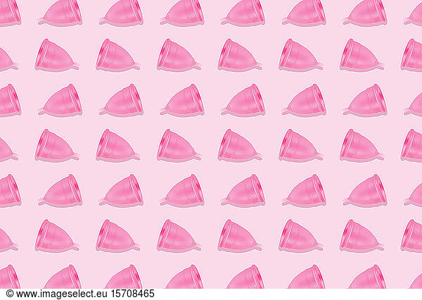 Umweltfreundliches und wiederverwendbares rosa Menstruationstassenmuster auf rosa Hintergrund