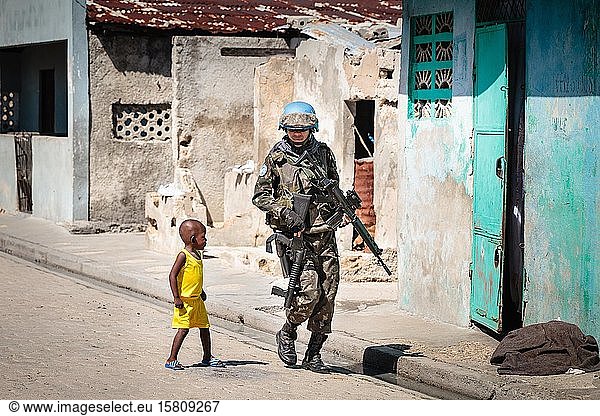 UN-Blauhelme auf Patrouille  MINUSTAH  Mission des Nations Unies pour la stabilisation en Haïti  Young in the way  Cité Soleil  Port-au-Prince  Ouest  Haiti  Zentralamerika