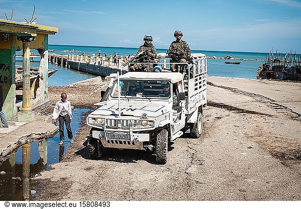 UN-Blauhelme im Jeep auf Patrouille MINUSTAH Mission des Nations Unies pour la stabilisation en Haïti Cité Soleil Port-au-Prince Ouest Haiti Zentralamerika