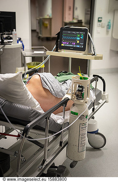 Un patient de 81 ans subit un scanner encéphalique injecté qui permet de détecter un AVC.