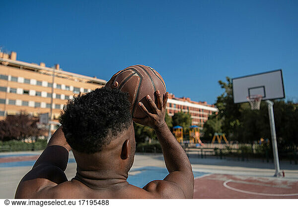 Unbekannter afroamerikanischer Mann wirft Basketball