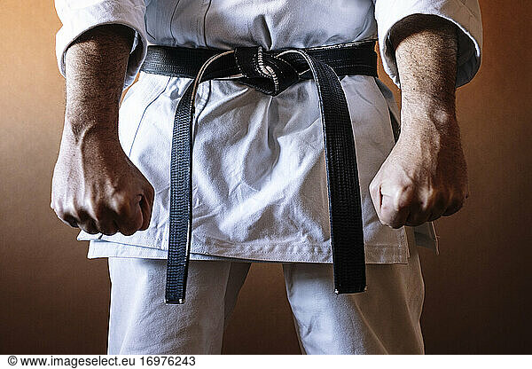 Unbekannter Karateka mit schwarzem Gürtel in fester Position