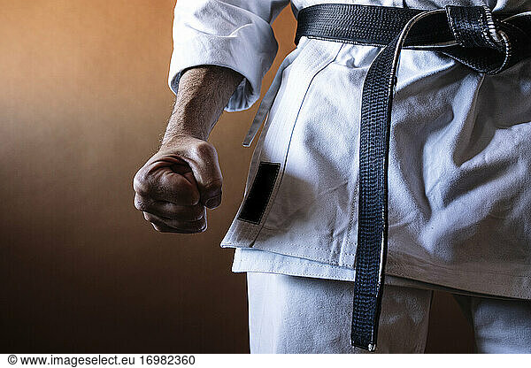 Unbekannter Karateka mit schwarzem Gürtel in fester Position