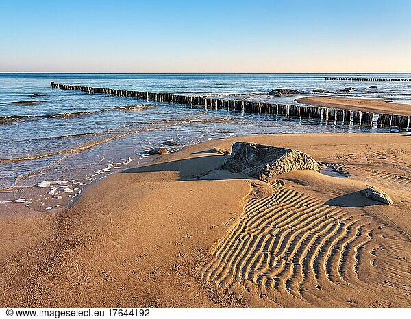 Unberührter Strand an der Ostsee mit Buhnen und Sandrippeln Ostseebad Kühlungsborn Mecklenburg-Vorpommern Deutschland Europa