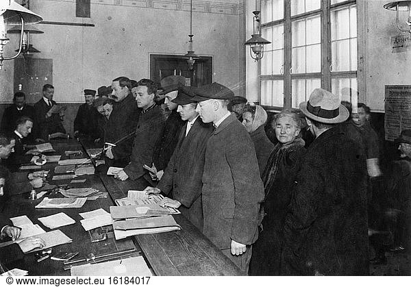 Unemployment Benefit Berlin 1920s / Photo