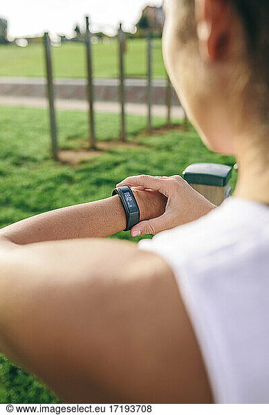 Unerkennbar sportlich aussehende Smartwatch im Freien