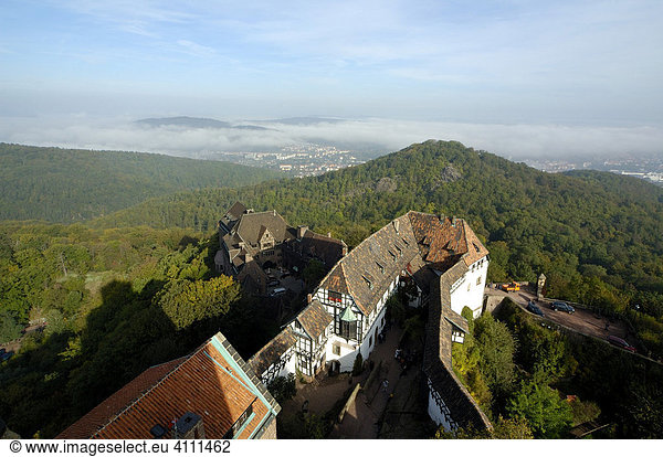 UNESCO-Welterbestätte Wartburg Deutschland  Thüringen Blick über Burg und Thüringer Wald