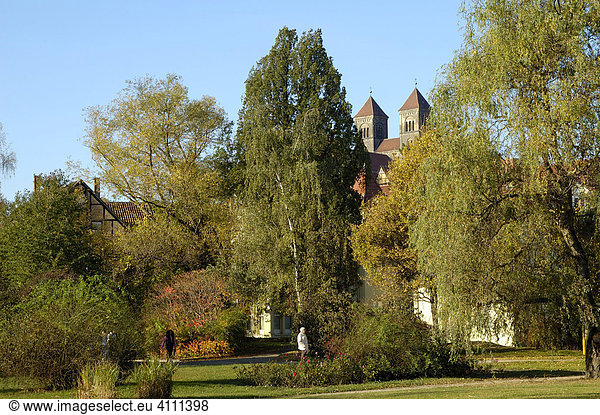 UNESCO-Welterbestätte Wordgarten und Türme von St. Servatius auf dem Burgberg Quedlinburg Sachsen-Anhalt  Deutschland