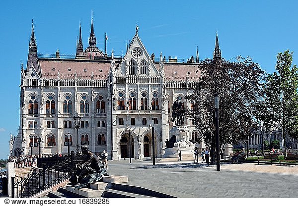 Ungarisches Parlamentsgebäude am Ufer der Donau in Budapest - Ungarn.