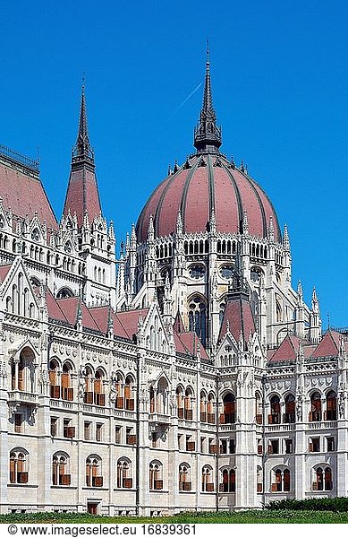 Ungarisches Parlamentsgebäude am Ufer der Donau in Budapest - Ungarn.